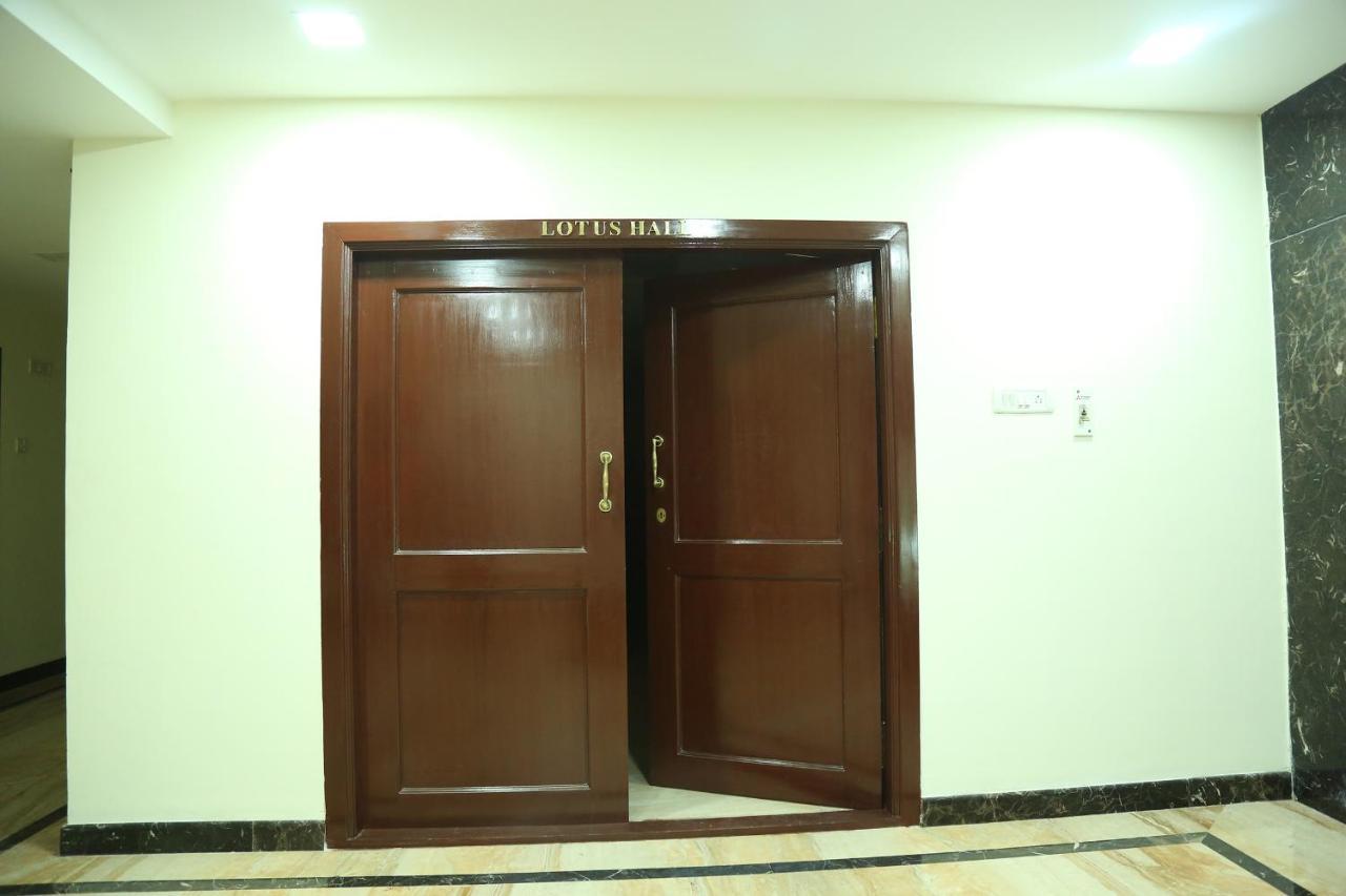 Hotel Sera Grand Ченай Екстериор снимка